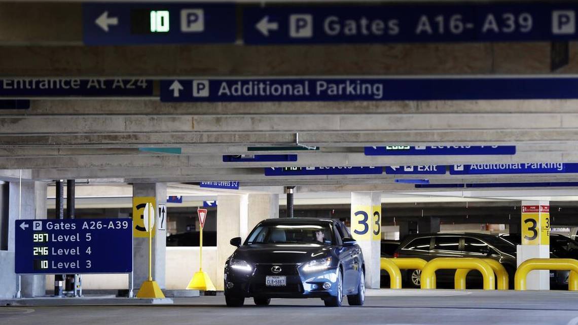 Estacionamiento del aeropuerto internacional de Dallas-Fort Worth.