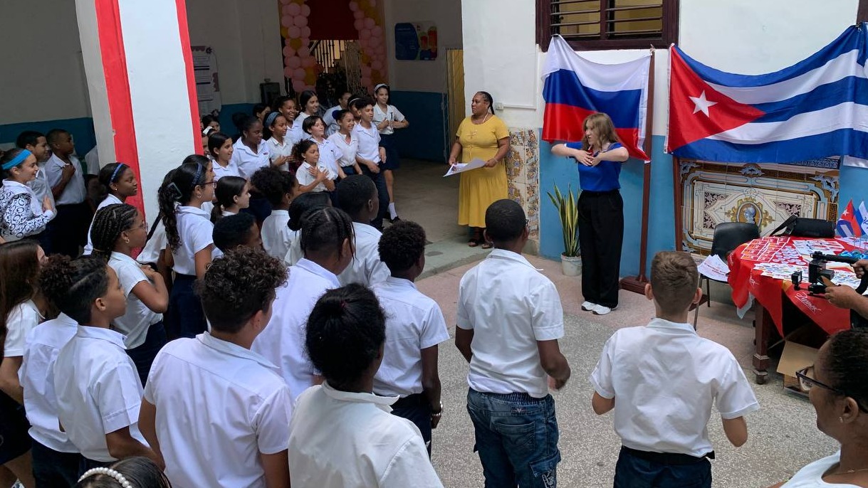 Charla en una escuela cubana de representantes del Centro Internacional de Niños Artek, de Rusia.