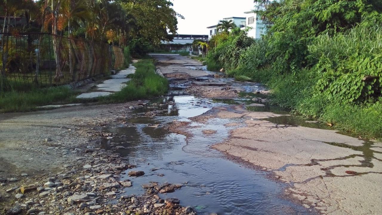 Salidero de agua en una calle en La Habana.