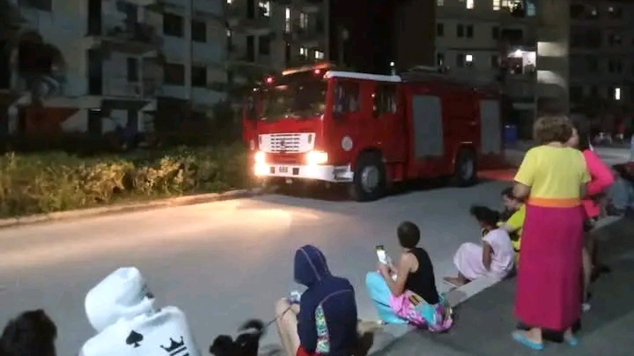 Vecinos de Granma fuera de los edificios tras el terremoto del 23 de diciembre.