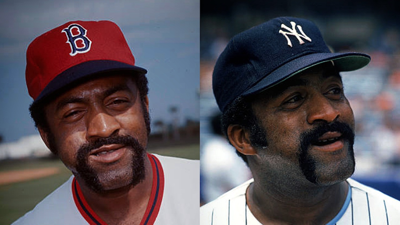 Luis Tiant con las gorras de los Medias Rojas de Boston y los Yankees de Nueva York.