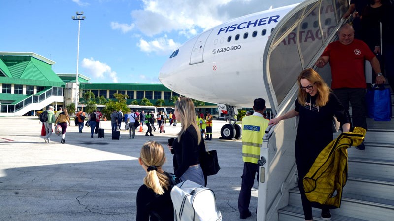 Arribo del vuelo procedente de Bratislava a Holguín.