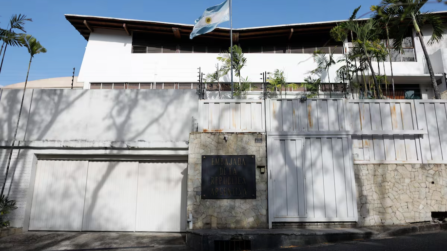 La Embajada de Argentina en Caracas, en medio de la tensión.