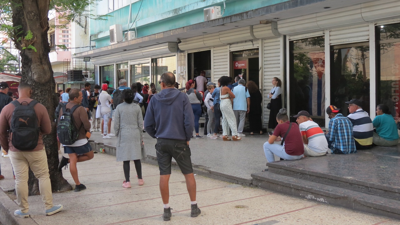 Cola para extraer pesos cubanos de un cajero en La Habana.