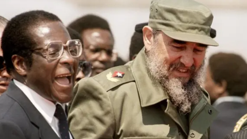 Los difuntos dictadores Robert Mugabe y Fidel Castro en una visita del cubano a Harare..