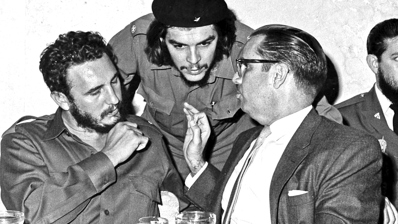 Fidel Castro, el Che Guevara y Osvaldo Dorticós en La Habana en 1960.