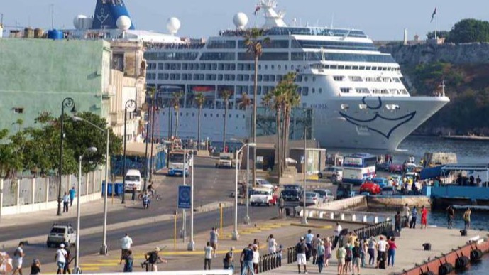 Un crucero entrando a la bahía de La Habana.