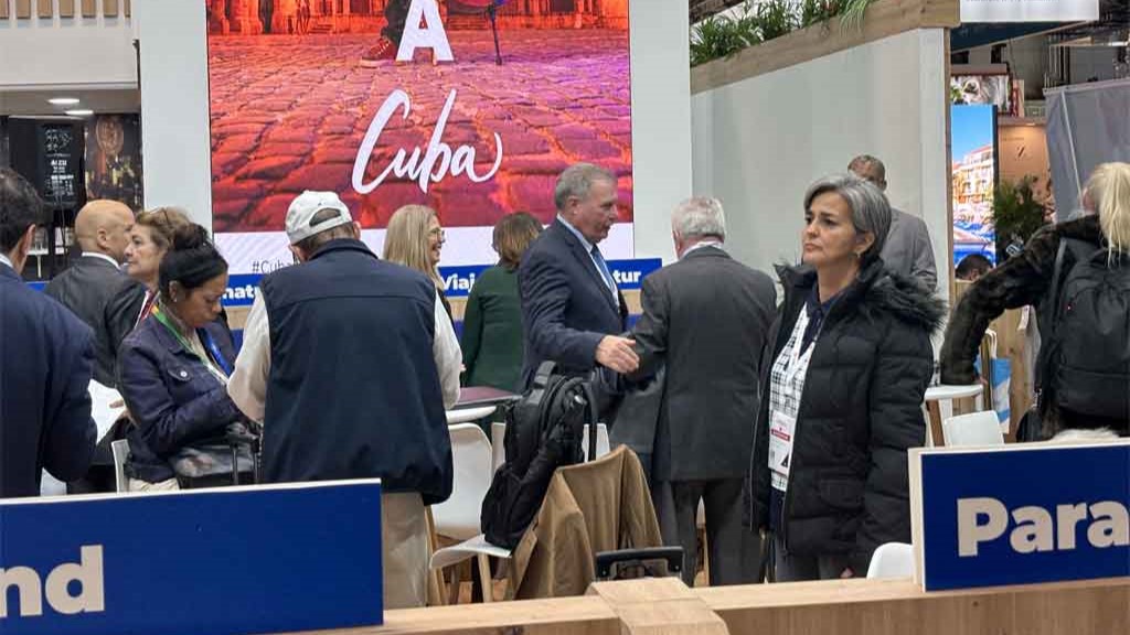 Autoridades del sector turístico de Cuba, con el ministro al centro, en FITUR.