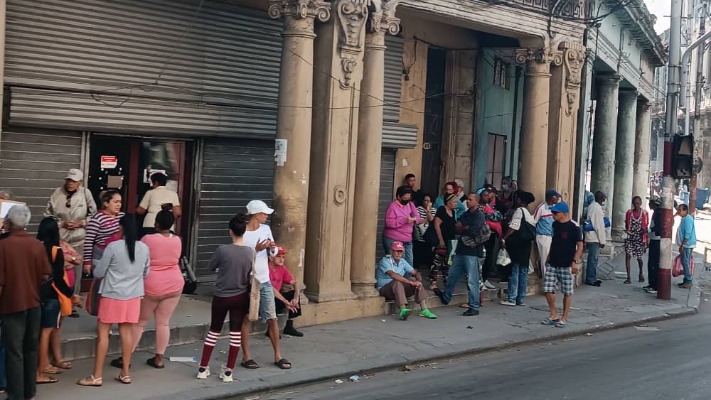 Una cola de personas frente a un mercado en La Habana.