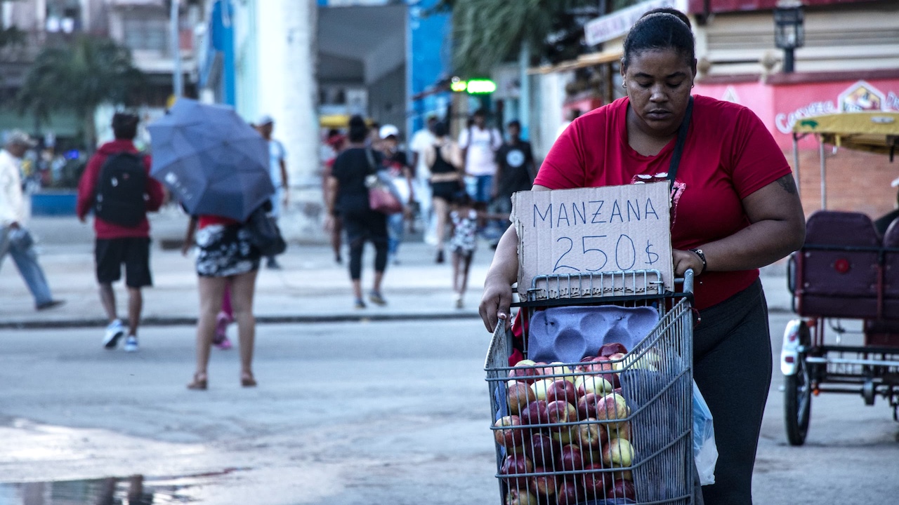 Una mujer vende manzanas en La Habana.