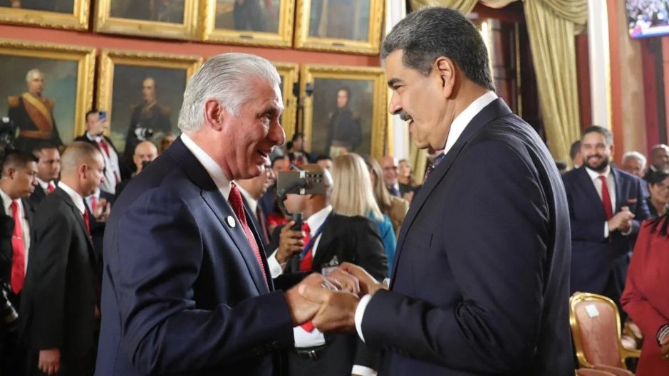 Miguel Díaz-Canel junto a Nicolás Maduro en la toma de posesión del presidente de Venezuela.