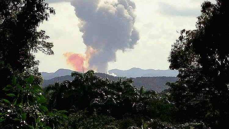 Columna de humo provocada por la explosión en Melones, Holguín.