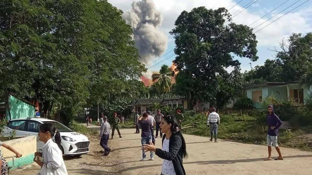 Columna de humo provocada por la explosión en Melones, Holguín.