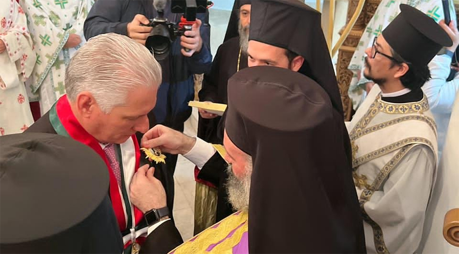 Miguel Díaz-Canel recibe una condecoración de la Iglesia Ortodoxa Griega.