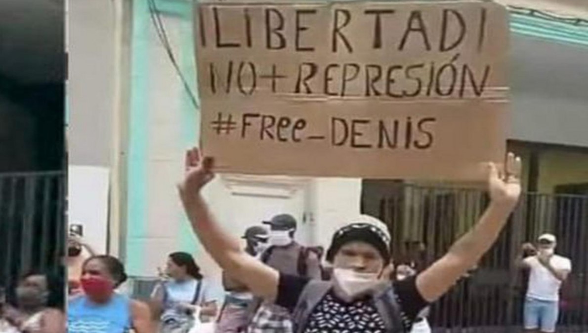 Luis Robles durante su protesta en San Rafael. 