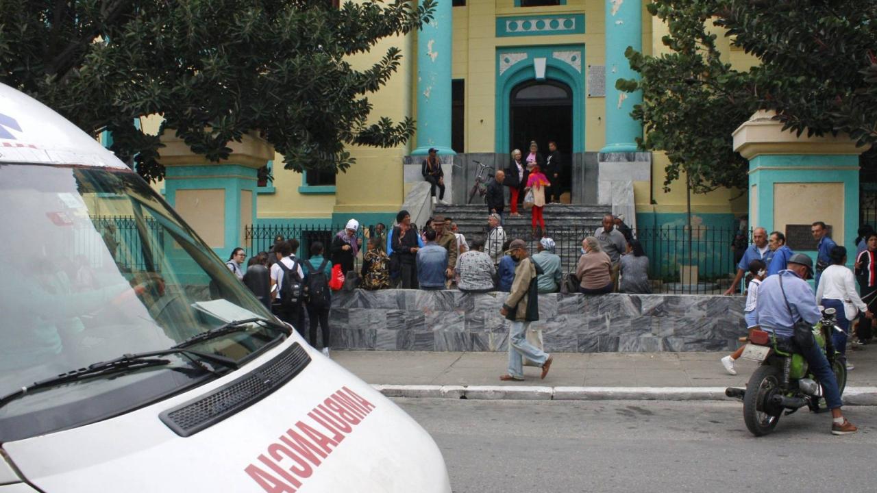 Familiares de alumnos en la entrada del centro escolar del incidente.