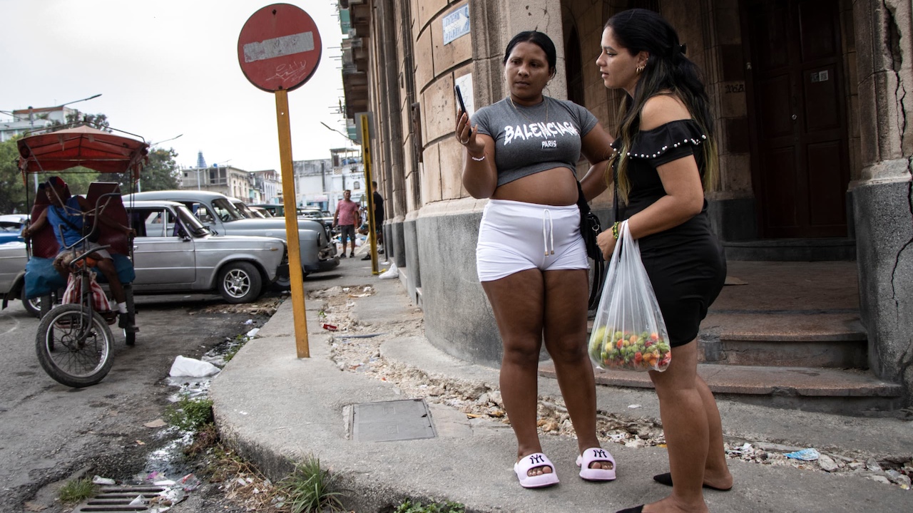 Dos mujeres en La Habana.