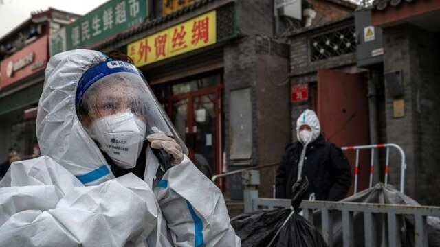 Una trabajadora de control de epidemia en Pekín, 2022.