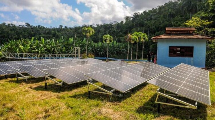 Sistema fotovoltaico de abasto de agua en Cuba.