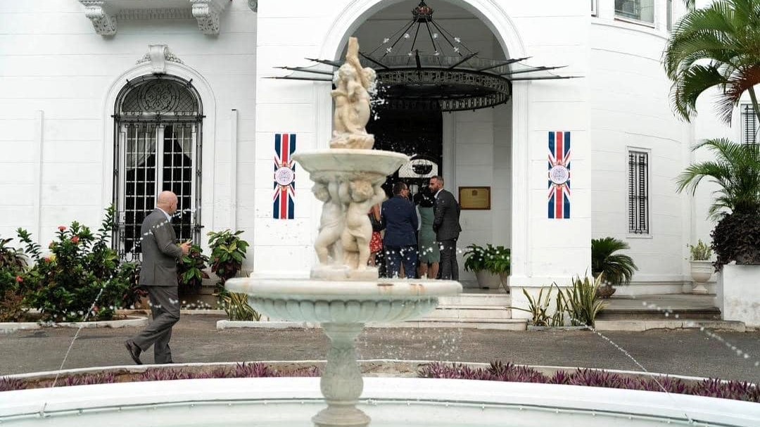 Entrada a la embajada británica en La Habana.