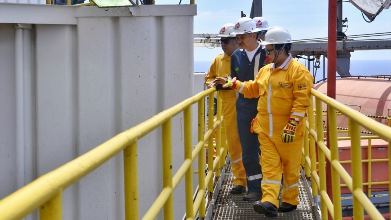 Trabajadores de PEMEX en una plataforma.