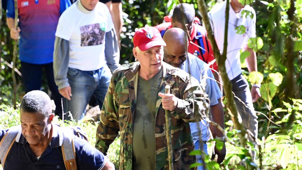 Díaz-Canel en La Plata, junto a miembros de la UJC y su seguridad personal.