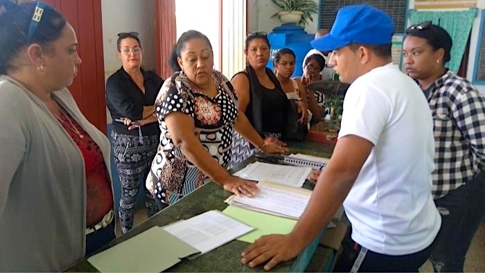 Especialistas del Ministerio de Comercio Interior en una inspección.