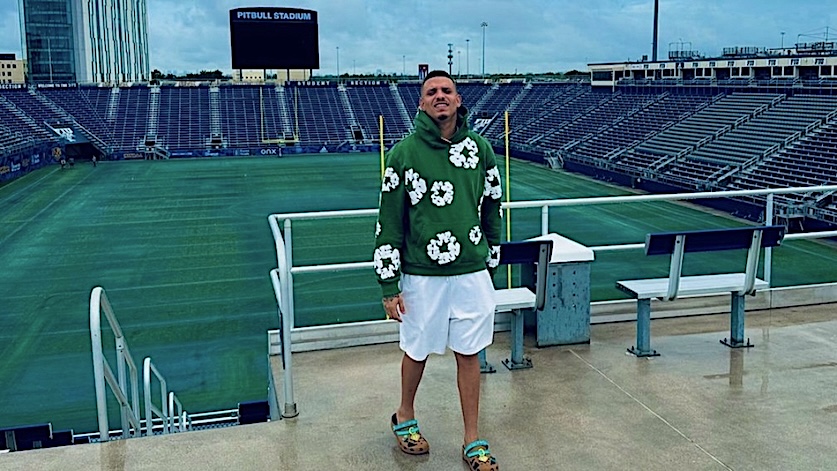 Bebeshito en el Pitbull Stadium de Miami, antes de su actuación.