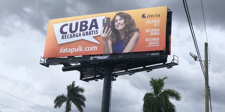 Anuncio público de Katapulk mencionando a ETECSA en Miami.