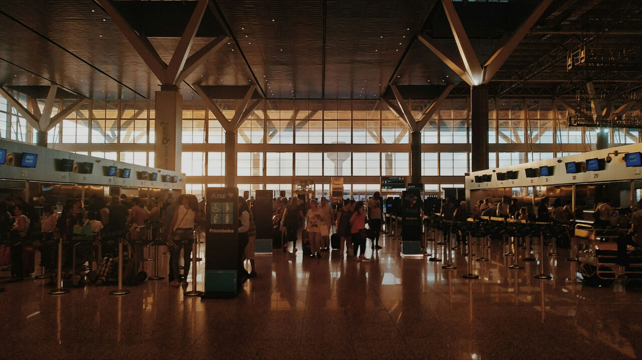 Pasajeros en la zona de embarque de un aeropuerto.