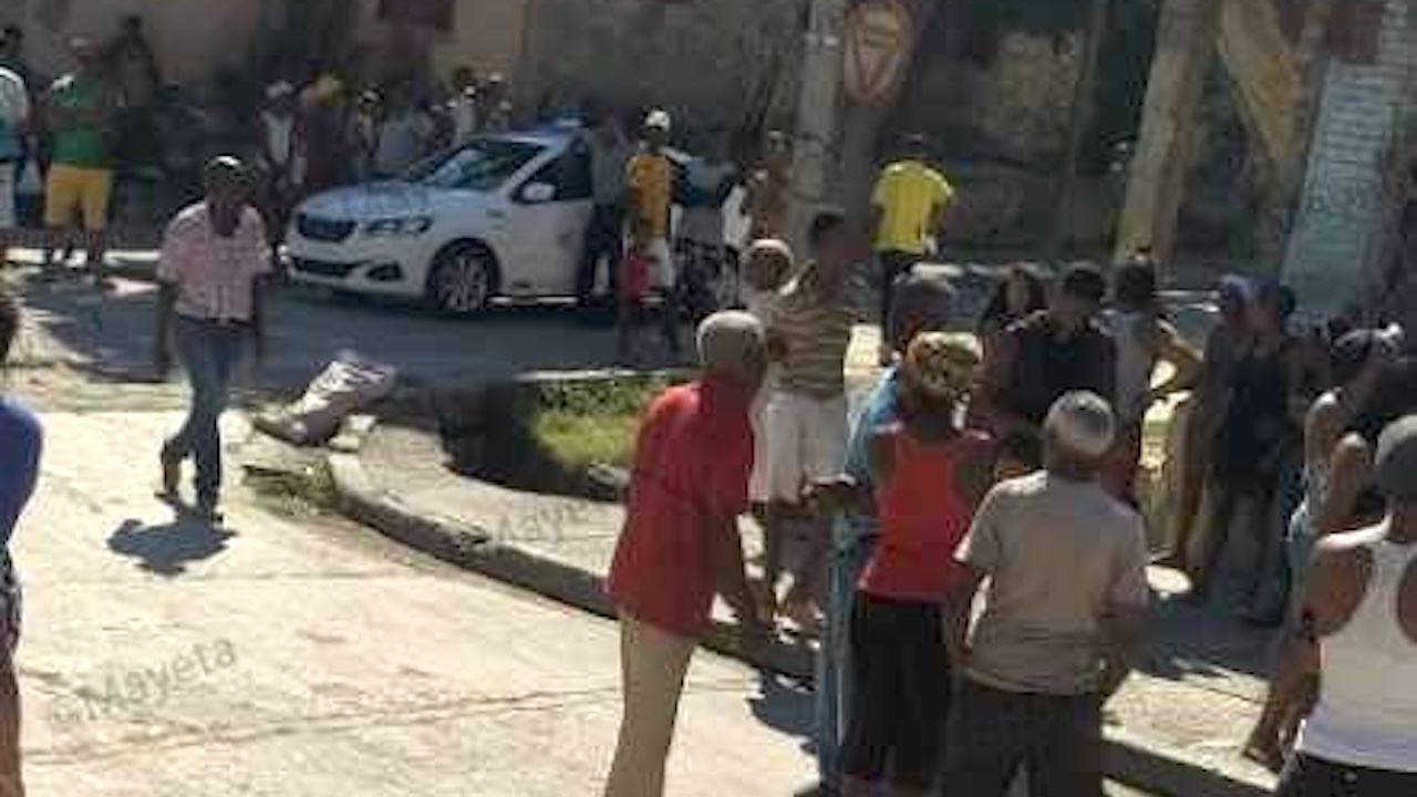 Vecinos observan un operativo policial en Santiago de Cuba.