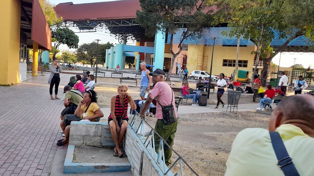 Cubanos en la terminal de Santiago de Cuba.