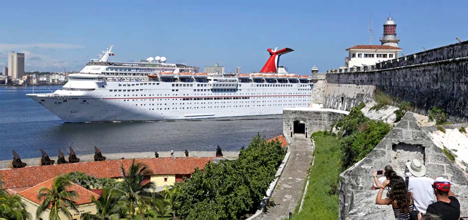 Un crucero de Carnival entrando a la bahía de La Habana.