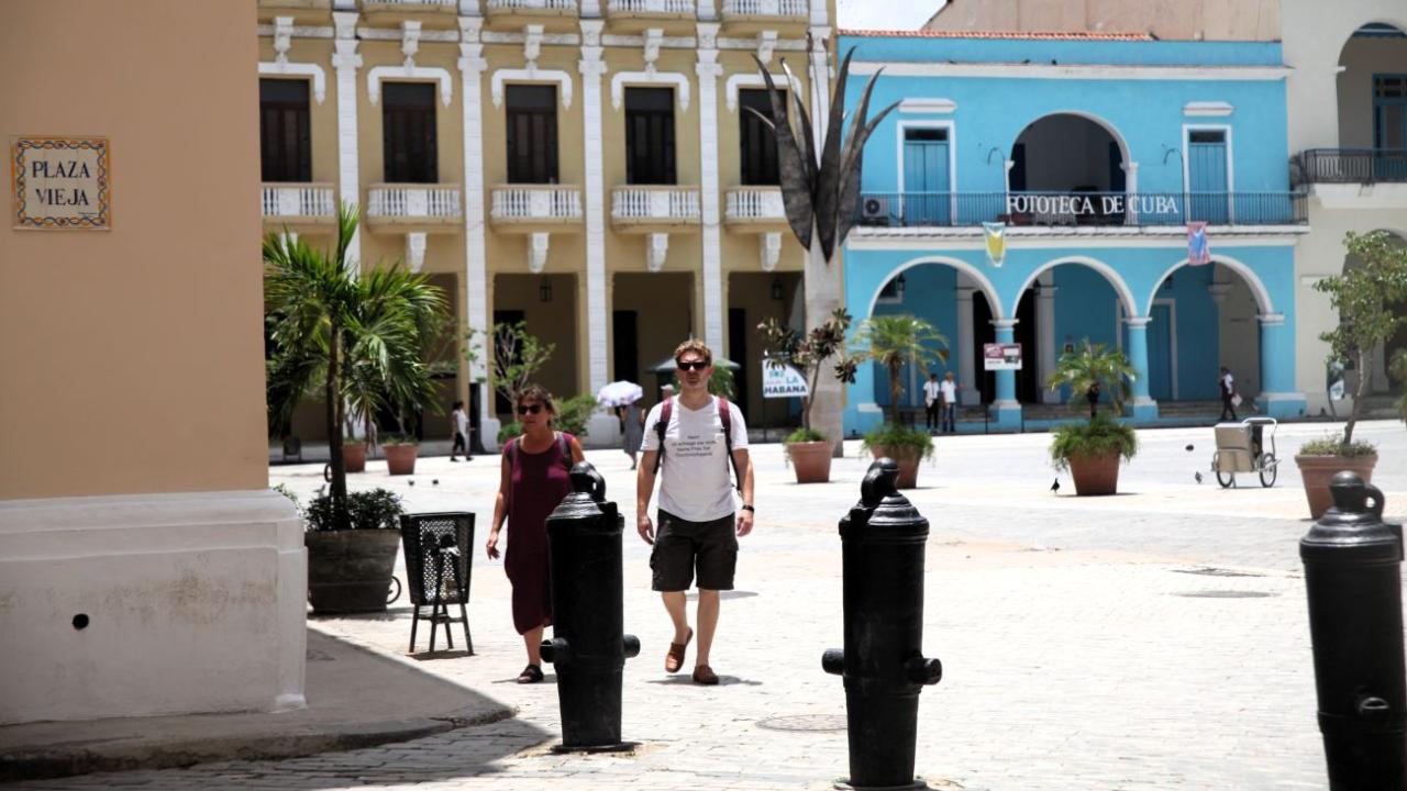 Unos pocos turistas en el centro histórico de La Habana.