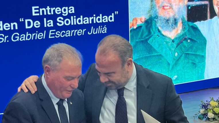 El ministro de Turismo de Cuba, Juan Carlos García Granda, y Gabriel Escarrer Jaume, presidente de Meliá, en el acto en la Embajada cubana en Madrid.