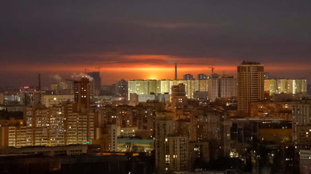 Gran incendio en el horizonte de una ciudad de Rusia tras un ataque de Ucrania.