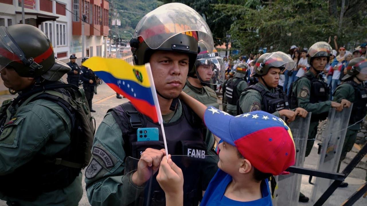 Un niño abraza a un militar del régimen en Mérida, Venezuela.