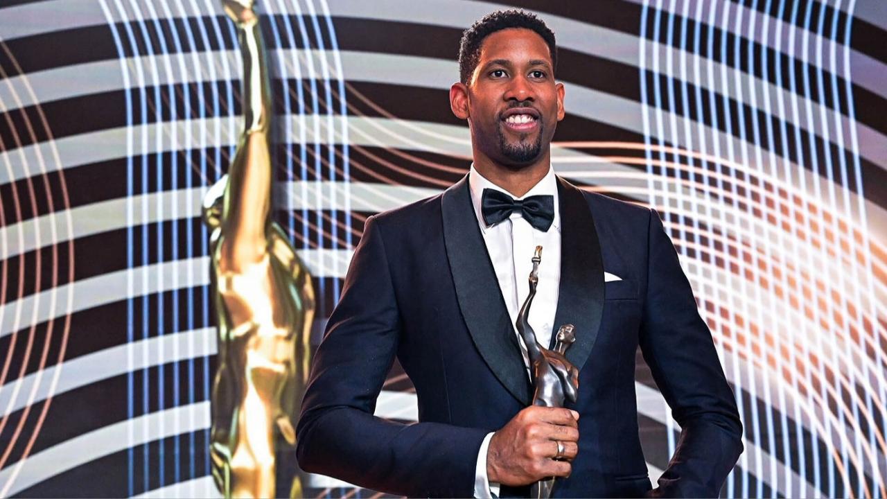 Wilfredo León con uno de sus premios.