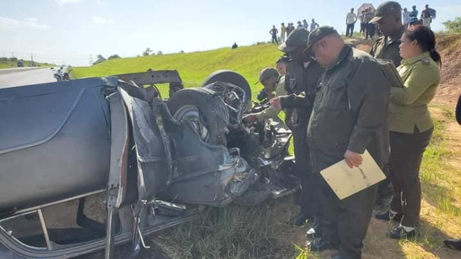 Peritos del Ministerio del Interior de Cuba ante un vehículo accidentado en Pinar del Río. 