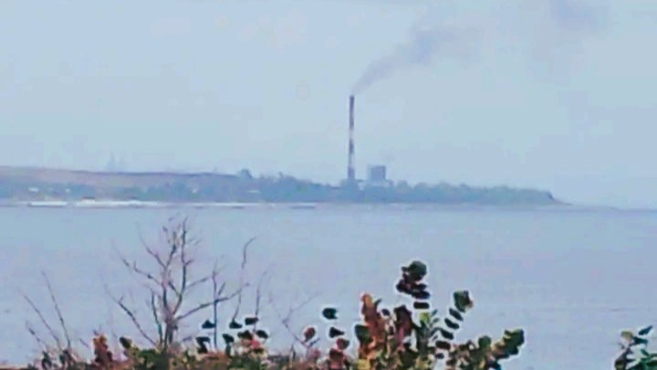 Vista desde lejos de la central termoeléctrica de Matanzas.