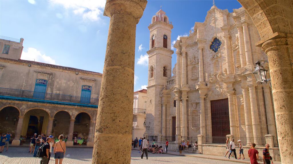 Catedral de La Habana vista desde un soportal de la Plaza de la Catedral.