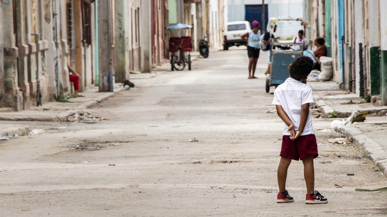 Un niño en una calle en Cuba.