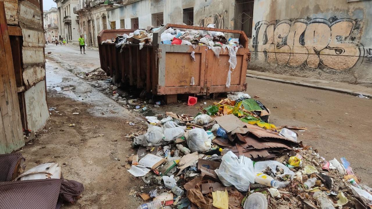 Basura en una calle de La Habana.