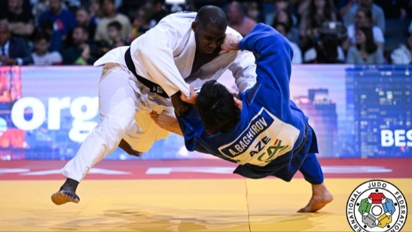 Iván Silva (de blanco) en un combate.