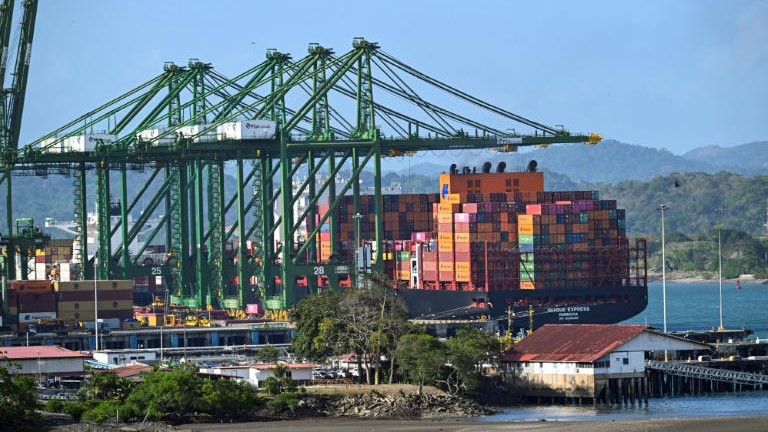 Un buque en el puerto de Balboa, a la entrada del Canal de Panamá.