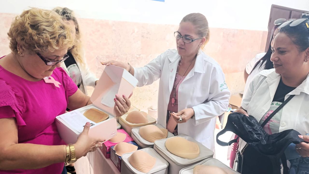 Pacientes cubanas de cáncer reciben prótesis mamarias donadas por mujeres holandesas.