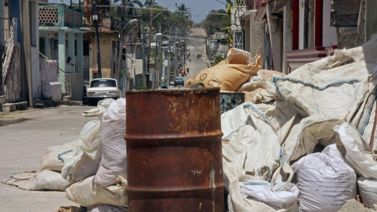 Sacos con materiales de construcción en una calle en La Habana.