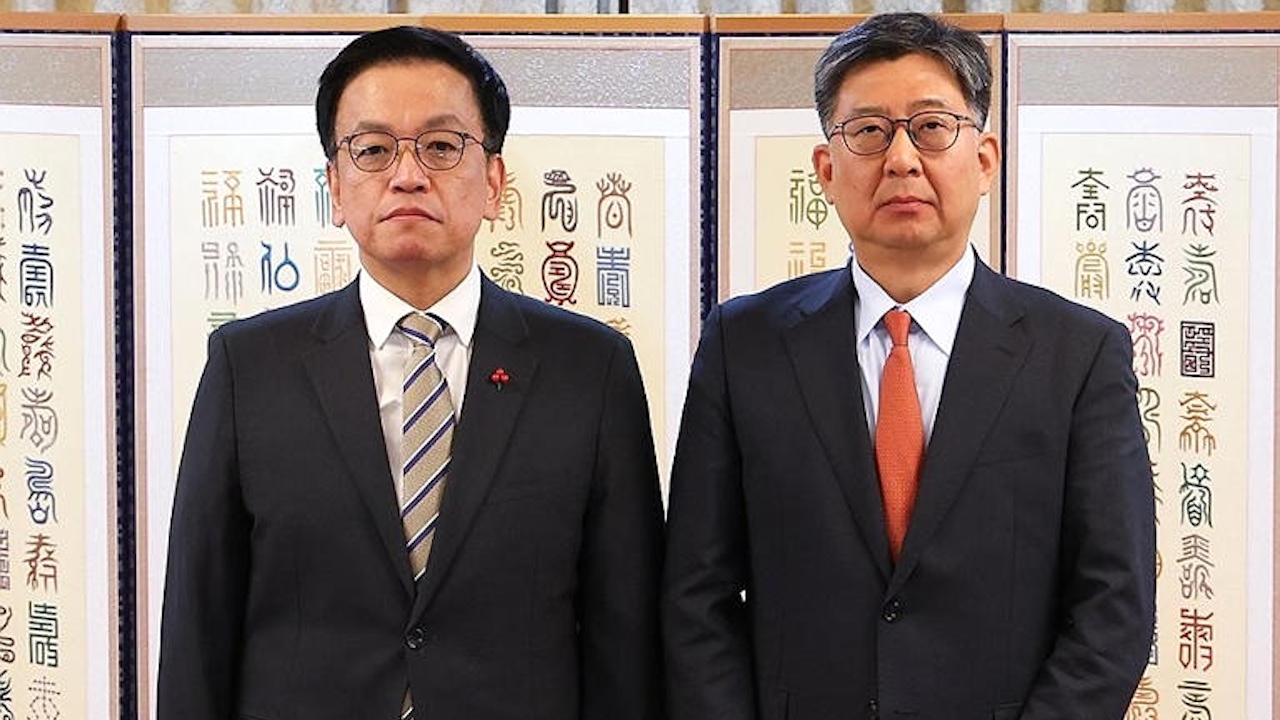 El presidente surcoreano en funciones, Choi Sang Mok (izq.), junto al embajador designado en Cuba, Lee Ho Yul.