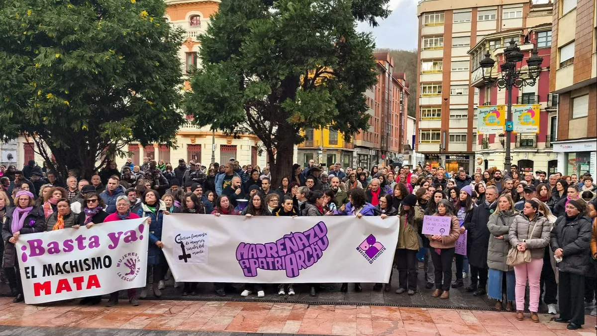 Centenares de personas se concentran en Langreo tras el crimen machista.