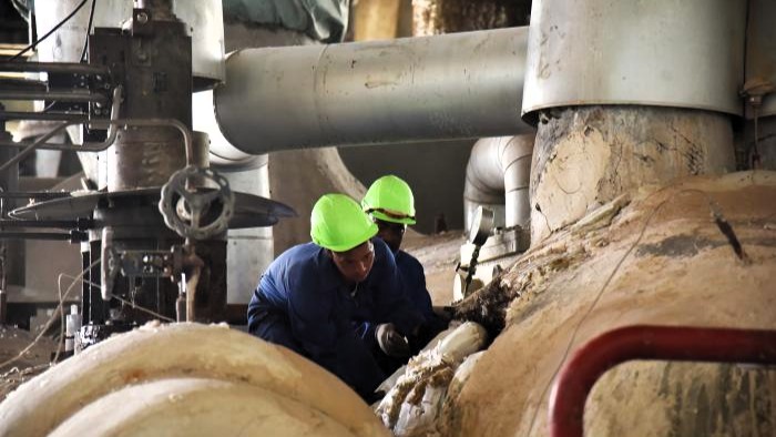 Especialistas realizan trabajos en una termoeléctrica en Cuba.